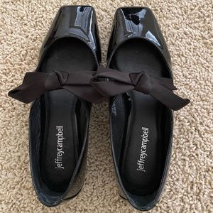 Ballet style flat with cute bowtie